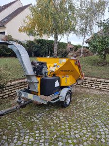 Photo de galerie - Broyeur à végétaux professionnels, permet d'éviter le transport de trop grosse quantité de branche. Et crée de l'humus a étaler dans le jardin. 