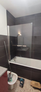 Photo de galerie - Rénovation d'une salle de bain complète avec pose de revêtement mural PVC noir et pare baignoire