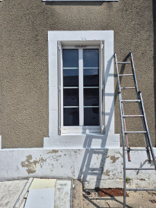 Photo de galerie - Mise en peinture entourages de fenêtre 