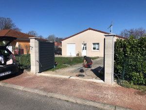 Photo de galerie - Pause portail + remise enduit pilier 