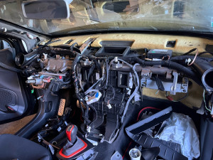 Photo de galerie - Remplacement du tableau de bord, airbags, ceintures avant et calculateur airbags suite à un choc avant sur cette Clio 4 RS.