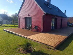 Photo de galerie - Construction d'une maison en ossature bois rouge, toiture ardoise pose de velux, fenêtres et terrasse bois 