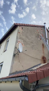 Photo de galerie - Bonjour, je vous présente ce pignon très abîmé par rapport à des infiltrations d’humidité suite à ses problèmes. En il a nettoyé au Karcher à haute pression reprise de toutes les parties effrayée en ciment mortier je vous laisse voir par la suite. Merci