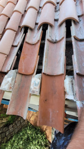 Photo de galerie - Réparation tuiles ancienne scellées en bord de toit suite à une infiltration d'eau 

