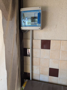 Photo de galerie - Pose d'un petit tableau étanche pour une cuisine d'été 