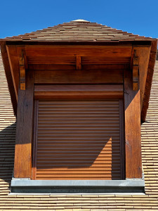 Photo de galerie - Rénovation tour de fenêtre. ponçage + lasure chêne moyen 