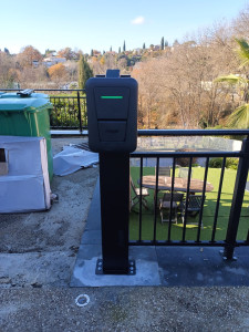 Photo de galerie - Installation bornes de recharge sur pied 