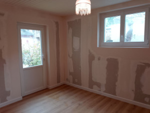 Photo de galerie - Doublage, enduit, parquet et plinthe.

