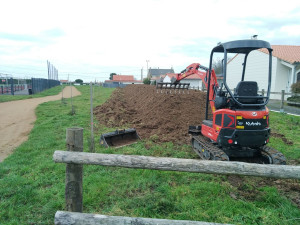 Photo de galerie - Préparation d'un talus avec godet rateau FLECO pour des futures plantation . 