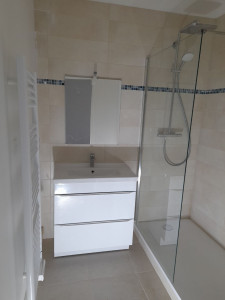 Photo de galerie - Meuble vasque robinetterie miroir douche complète sèche serviette ...