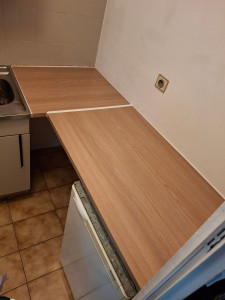 Photo de galerie - Renovation d’une cuisine, pose d’un plan de travail en bois 