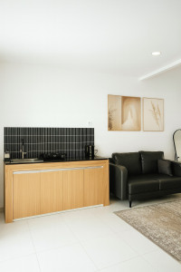 Photo de galerie - Appartement nettoyé entièrement :

Coin cuisine dégraissé (plan de travail, évier, plaques, crédence).

Surfaces et façade des meubles essuyées.

Sols aspirés puis lavés.

Canapé dépoussiéré et coussins remis en place.