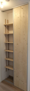 Photo de galerie - Portes coulissantes sur mesure Tilly Epicéa 19mm qualité B/C ; étagères réglables sur crémaillère.