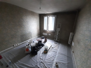 Photo de galerie - Chambre a renover avec depose papier peint