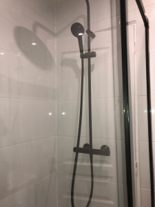 Photo de galerie - Montage d’une cabine de douche