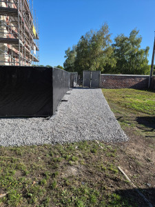 Photo de galerie - Pose de clôture  et réalisation d'une allée de cailloux