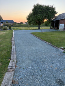 Photo de galerie - Créations d’une allée en stema bleu et pose traverse de chemin de fer 