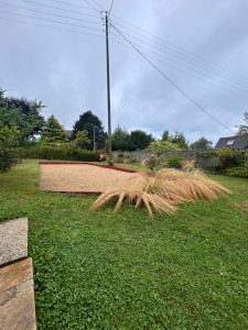 Photo de galerie - Entretiens des espaces tels que les terrain de pétanque, les massifs. Aide à la croissances des végétaux+ entretiens pour un meilleurs développement 