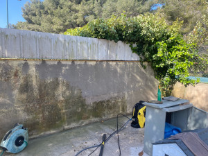 Photo de galerie - Nettoyage mur avec anti algue et anti fongique avant peinture 