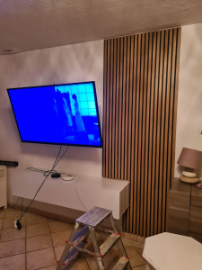 Photo de galerie - Montage meuble tv, pose de tasseaux bois et télé au mur 
