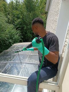 Photo de galerie - Nettoyage des vitres à la perche 