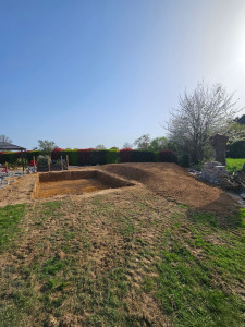 Photo de galerie - Réalisation d'un terrassement pour une piscine avec sont talus pour un futur aménagement 