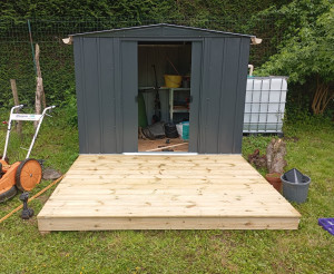 Photo de galerie - Montage d'un abri avec récupérateur d'eau et création d'une petite terrasse 