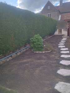 Photo de galerie - Après : Retournement de terrain + Semi de gazon et  Taille de haies 