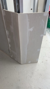 Photo de galerie - Angle à 135° avec bande armées sur une cloison avec bloc porte 