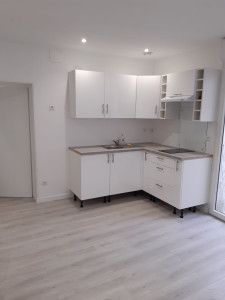 Photo de galerie - Pose cuisine, peinture, parquet flottant...