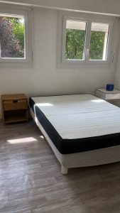 Photo de galerie - Chambre nettoyée et rangée, lit fait et sol soigneusement nettoyé