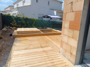 Photo de galerie - Création d un bassin en bois massif.plus terrasse et couverture mobile 