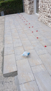 Photo de galerie - Chantier de pose de carrelage en cour terrasse extérieur 
