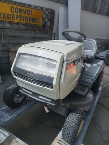 Photo de galerie - Tracteur tondeuse avec bac