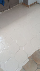 Photo de galerie - Application resine de sol sur carrelage 