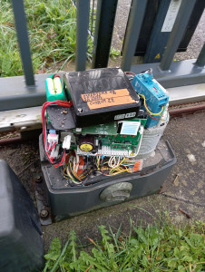 Photo de galerie - Dépannage d'un portail coulissant automatique 