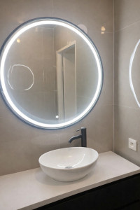 Photo de galerie - Pose miroir et meuble salle de bain et vasque 