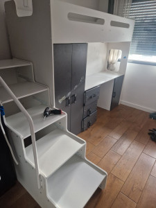 Photo de galerie - Démontage d'un lit mezzanine combiné avec escalier-tiroirs, bureau et armoire intégrée et sommiers à lattes