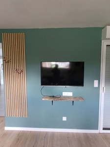 Photo de galerie - Pose support TV au mur, installation d'une nouvelle prise de courant et pose d'une tablette 