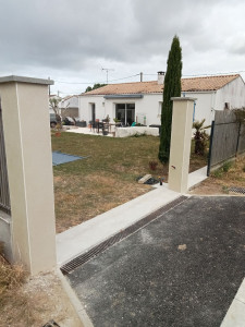 Photo de galerie - Réalisation piliers avec passage des gaines électriques pour portail coulissant et seuil 