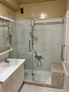 Photo de galerie - Remplacement d’une baignoire par un receveur de douche avec faïence et mosaïque sans oublier le mitigeur la barre de douche et les joints avec la barre de maintient 