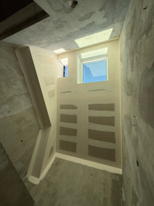 Photo de galerie - Plafond avec 2 fenêtres de toit Velux, isolation double couche réalisée et coffrage du conduit de ventilation.