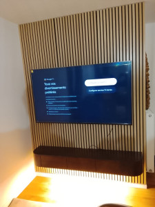 Photo de galerie - Fixation télé Au mûr plus dé tasseau et meuble tv