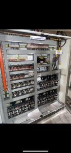 Photo de galerie - Diagnostic et recherche de panne sur système d’extraction d’air en cuisine professionnelle, via armoire électrique industrielle. 