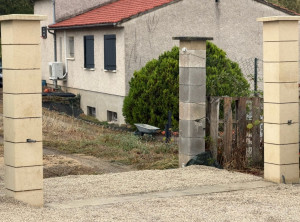 Photo de galerie - Seuil d’un portail plus poteaux porte 