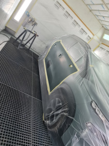 Photo de galerie - Cette photo illustre :
Le résultat après la prédation avant peinture (ponçage de l'apprêt) 
Le marouflage (masquage des éléments à ne pas peindre)
Le Dégraissage (éviter tout résidus présents indésirable)