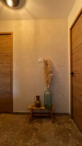 Photo de galerie - Enduit mono couche aspect effet béton bancher 