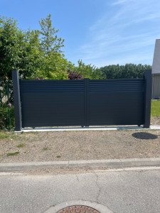 Photo de galerie - Pose portail coulissant motorisé 