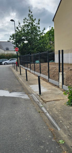 Photo de galerie - Pose d'une clôture rigide avec soubassements béton.