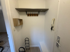Photo de galerie - Étagère et porte manteau 